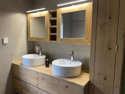 two sinks on a wooden counter in a bathroom at B&B Monroe in Averbode