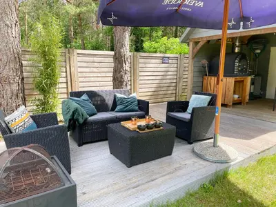 a patio with wicker chairs and an umbrella at B&B Monroe in Averbode