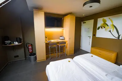 a hotel room with two beds and a kitchen at Su'ro Bed and Breakfast in Ghent