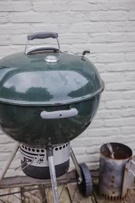 a green pot sitting on top of a grill at Vakantiehuis sINNE in Oostmalle