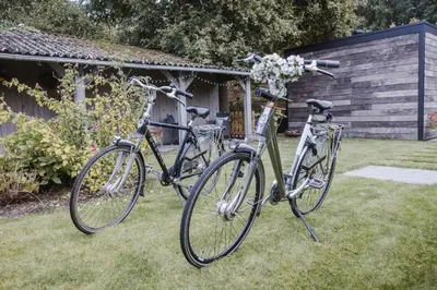two bikes parked next to each other in the grass at Vakantiehuis sINNE in Oostmalle