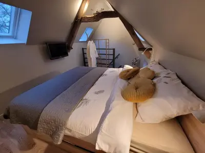 a bedroom with a bed with a teddy bear on it at Natuurschoon Vakantiewoning Moorsel in Moorsel