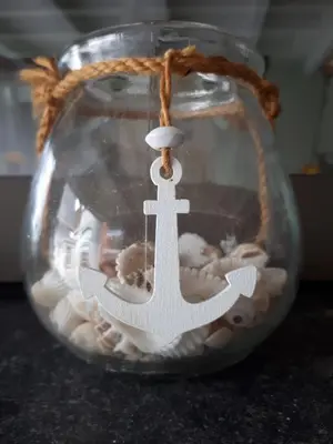 a glass bowl with an anchor and shells in it at Natuurschoon Vakantiewoning Moorsel in Moorsel