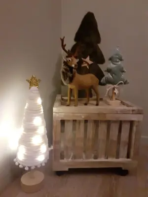 a christmas display with a reindeer and a christmas tree at Natuurschoon Vakantiewoning Moorsel in Moorsel