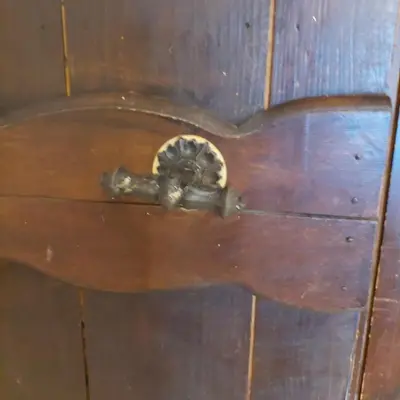 a wooden door with a metal knob on it at Plezantwerpen, Zuiderzin in Antwerp
