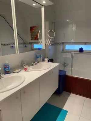 a bathroom with two sinks and a large mirror at narcisses in Sint-Genesius-Rode