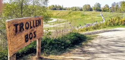 a sign on the side of a dirt road at B&B De Schorre in Boom