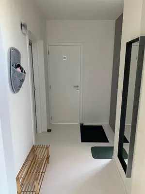 a room with a hallway with a mirror and a bench at Prachtige gastsuite in Ranst 