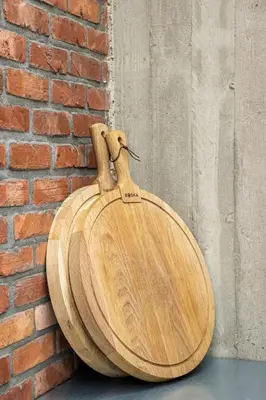 a wooden bowl sitting against a brick wall at stek&stoof in Sint-Pauwels