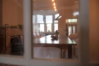 a dining room with a table and chairs at Gastenkamers huYze K in Zottegem