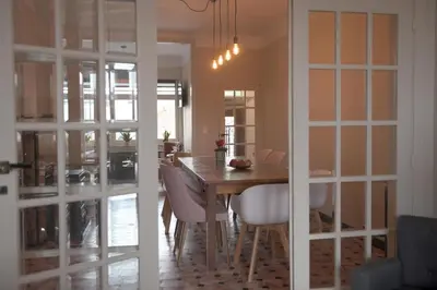 a dining room with a wooden table and chairs at Gastenkamers huYze K in Zottegem