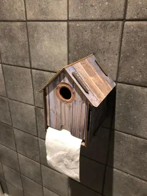 a bird house on a roll of toilet paper at B&B Vennehoeve in Vremde