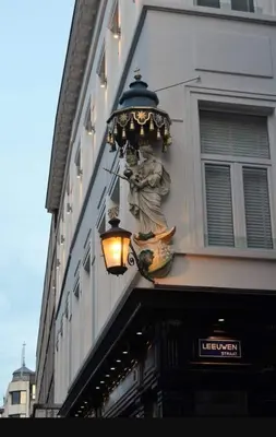 a street light on the side of a building at BnB Antwerpen - CHARMANT in Antwerp