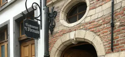 a sign on the side of a brick building at BnB Antwerpen - CHARMANT in Antwerp