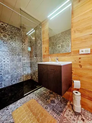 a bathroom with a sink and a shower at Le Canard - Rust aan het water in Geel