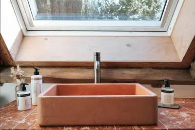 a copper sink in a kitchen with a window at Pañ boetiek BnB in Zele