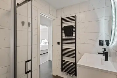 a bathroom with a sink and a mirror at Lappertemento in Willebroek