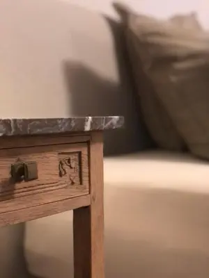 a close up of a wooden table with a couch at NeNe in Dilbeek