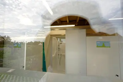 a room with a white ceiling and a window at Landgoed Omorika in Ravels