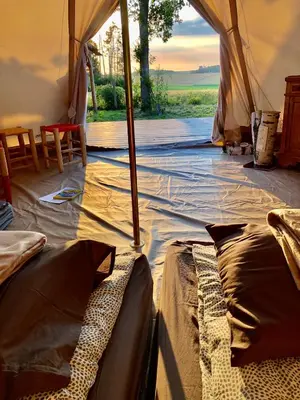a room with a tent with the floor covered in plastic at Cowcooning / Family tents in Huldenberg