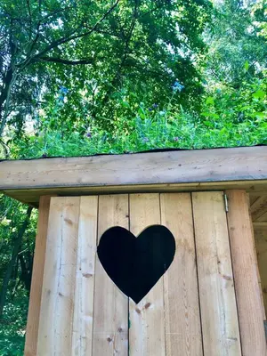 a heart cut out on the side of a wooden fence at Cowcooning / Family tents in Huldenberg