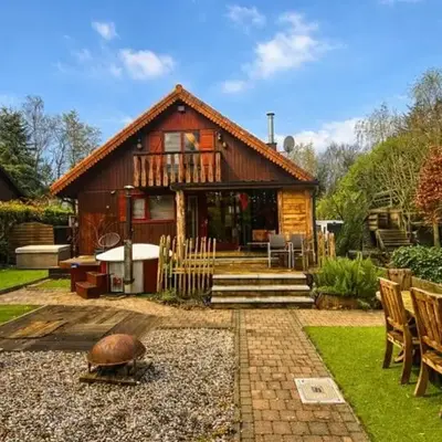 Le Petit Chalet avec hottub.