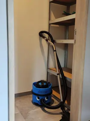 a vacuum cleaner sitting on the floor in a room at Gasthuis Puytvoet in Sint-Niklaas