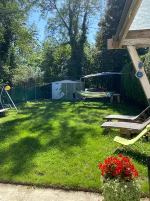 a yard with a picnic table and chairs and flowers at Perk25A in Steenokkerzeel