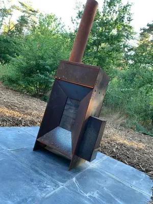 a metal object sitting on top of a sidewalk at Osbos chalets in Lille