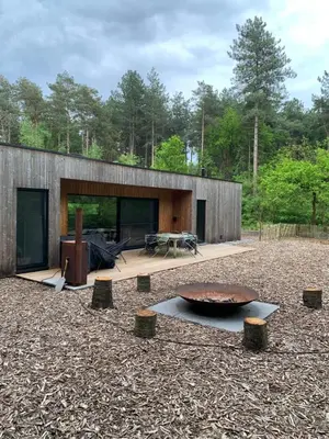 a house in the middle of a yard at Osbos chalets in Lille