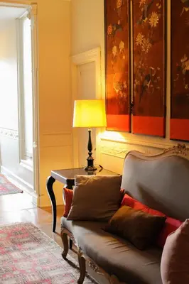 a living room with a couch and a table with a lamp at Huis Dujardin Bed&Breakfast in Antwerp
