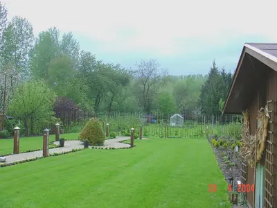 a garden with green grass and trees and a fence at B2B-flats in Ternat