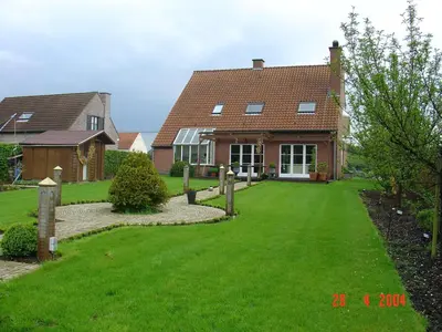 a house with a green lawn in front of it at B2B-flats in Ternat