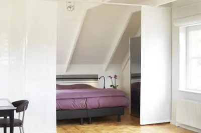 a bedroom with a purple bed and a table at B2B-flats in Ternat