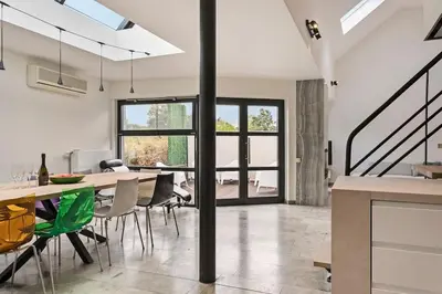 a kitchen and dining room with a table and chairs at Schitterende loft met jacuzzi en sauna in Mechelen in Mechelen