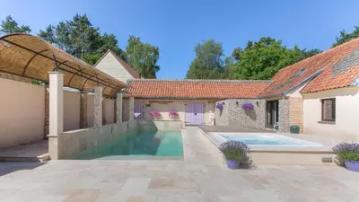 a house with a swimming pool in a yard at Cap d'Eau in Waasmunster
