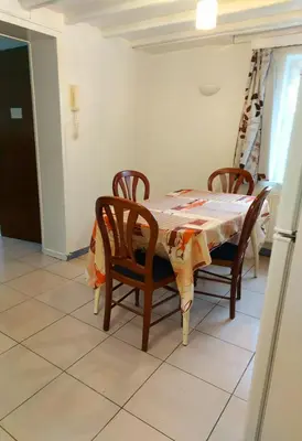 a dining room with a table and chairs at Belle chambre dans un quartier calme in Brussels