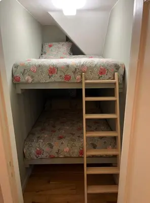 a bunk bed in a small room with a ladder at Sfeervol familielandhuis in de groene Kempen in Baarle-Hertog