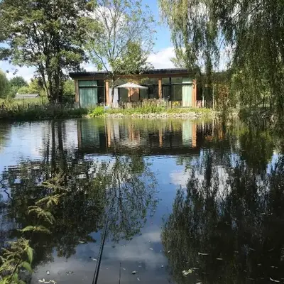 Trendy chalet aan visvijver