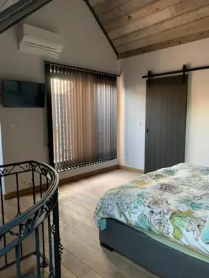 a bedroom with a bed and a window in a room at Vélo 94 bij Soof in Geel