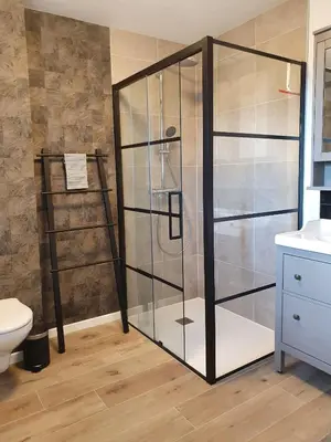 a glass shower in a bathroom with a toilet at B&B Dekorn in Pepingen