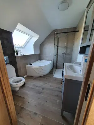 a bathroom with a toilet and a tub and a sink at B&B Dekorn in Pepingen
