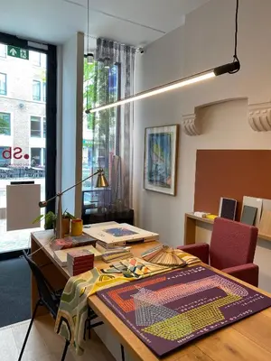 a room with a desk with chairs and a table with at Bed & Binnekyk in Mechelen