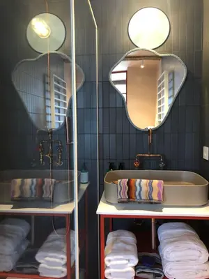 a bathroom with a tub and a mirror at Bed & Binnekyk in Mechelen