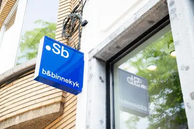a blue sign on the side of a building at Bed & Binnekyk in Mechelen