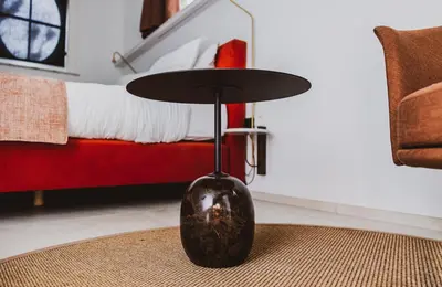 a black vase sitting on a table in a bedroom at Visite in Evergem
