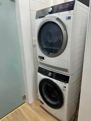 a washing machine and a dryer in a room at Appartement 2 chambre luxueuse à jette in Brussels