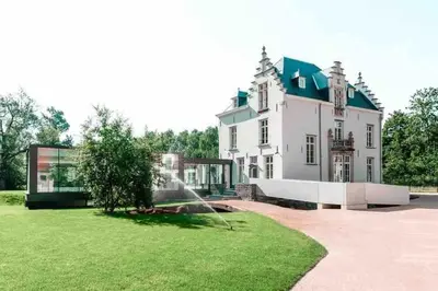 a house with a water hose in the yard at Kasteel Boterlaerhof Antwerpen in Antwerp