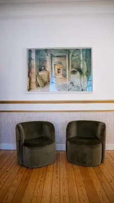 two chairs in a room with a painting on the wall at Hotel de Maître de Vaughan in Brussels