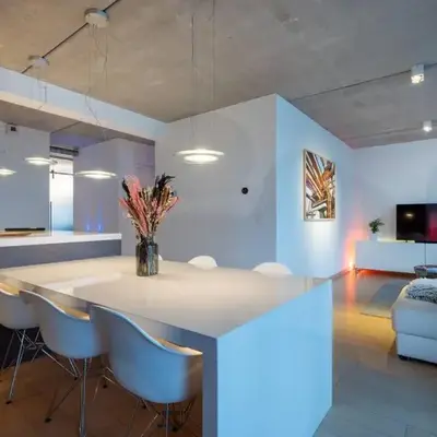 London 993 Loft 402